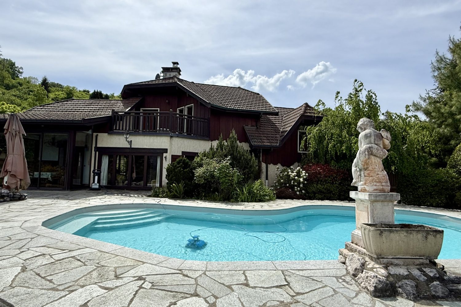 Maison familiale avec piscine et vue lac à vendre à Saint-Jorioz en Haute-Savoie