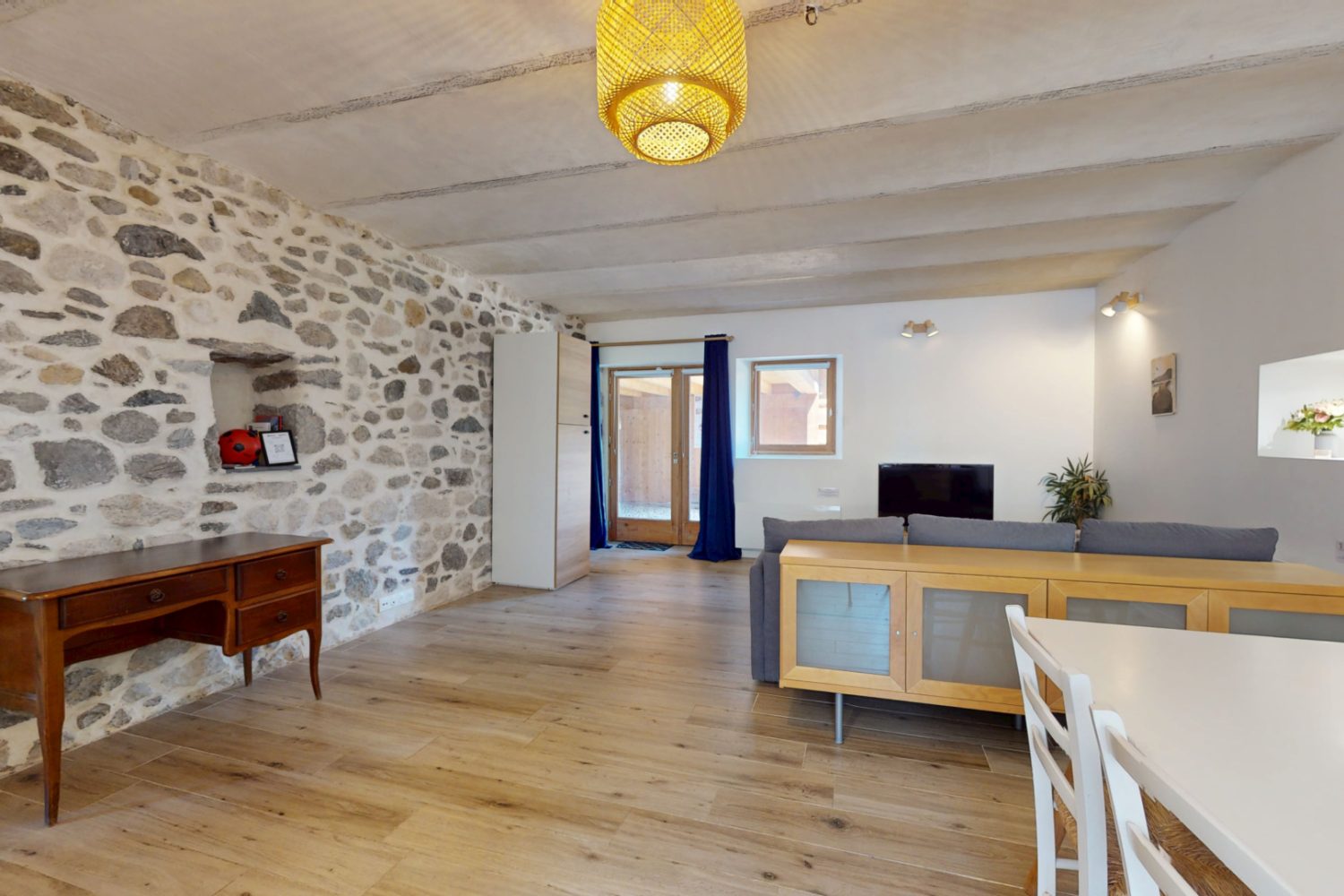 Séjour avec pierres apparentes du T2 à vendre à Saint-Jorioz