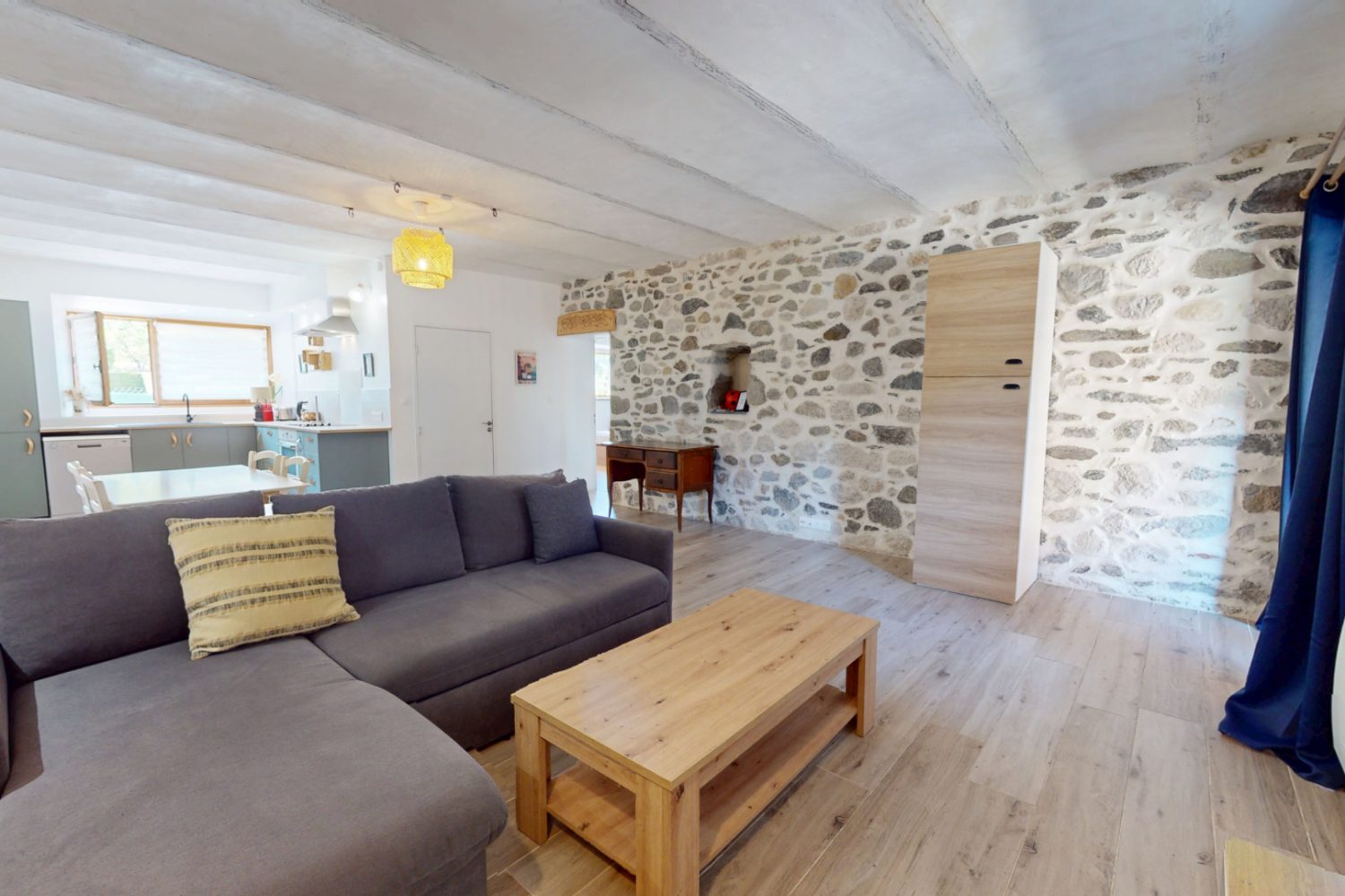 Séjour avec pierres apparentes du T2 à vendre à Saint-Jorioz