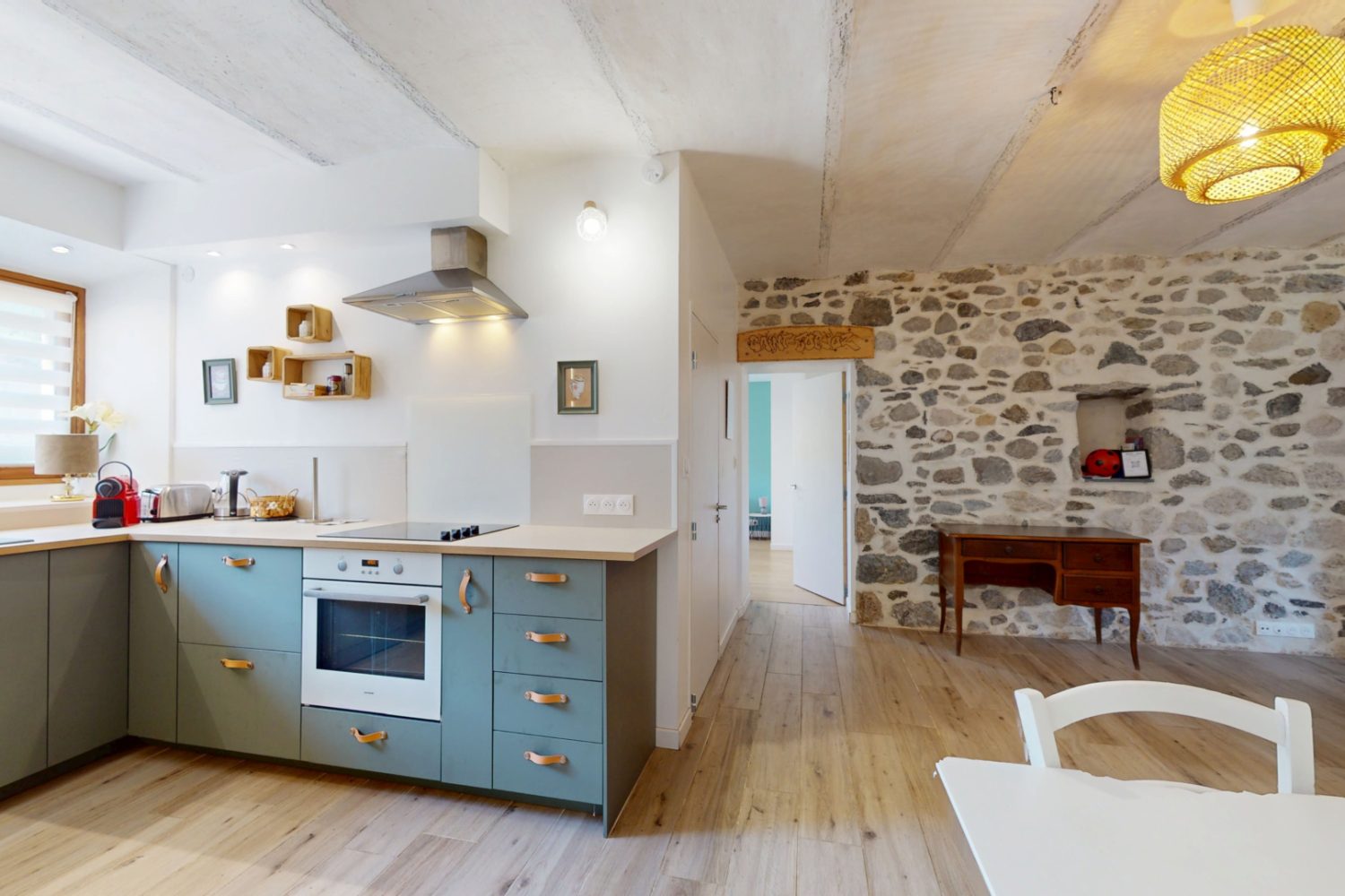Séjour avec pierres apparentes du T2 à vendre à Saint-Jorioz