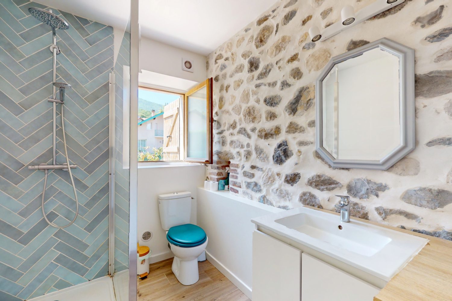 Séjour avec pierres apparentes du T2 à vendre à Saint-Jorioz