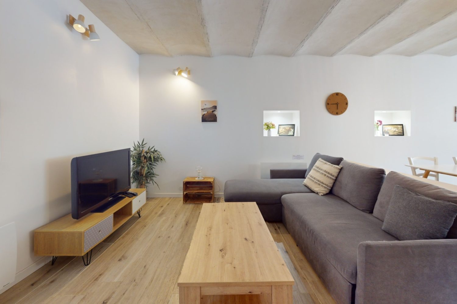 Séjour avec pierres apparentes du T2 à vendre à Saint-Jorioz