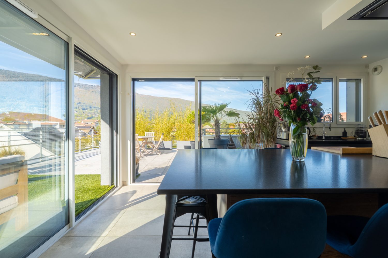 appartement t3 en attique à saint-jorioz avec grande terrasse et vue sur les montagnes