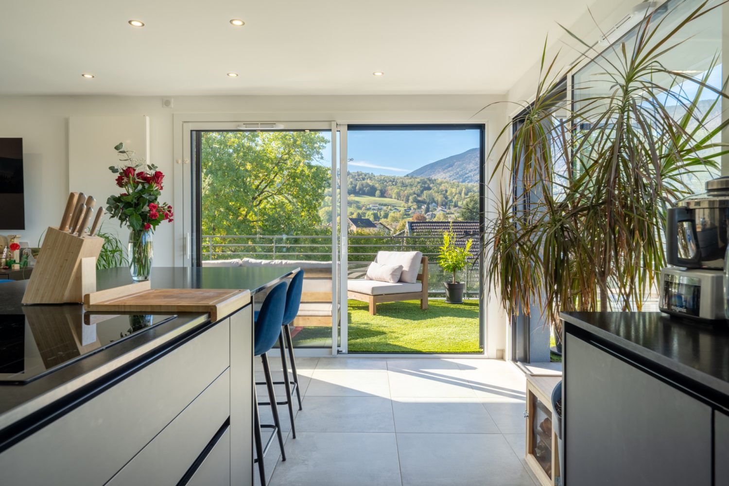 appartement t3 en attique à saint-jorioz avec grande terrasse et vue sur les montagnes
