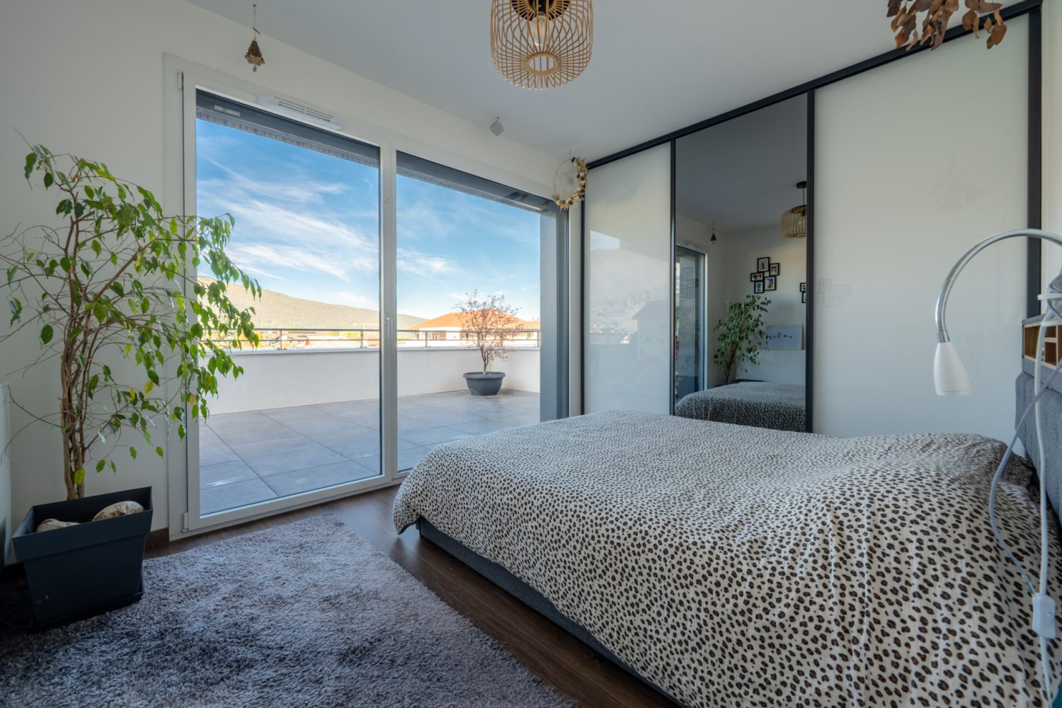 appartement t3 en attique à saint-jorioz avec grande terrasse et vue sur les montagnes
