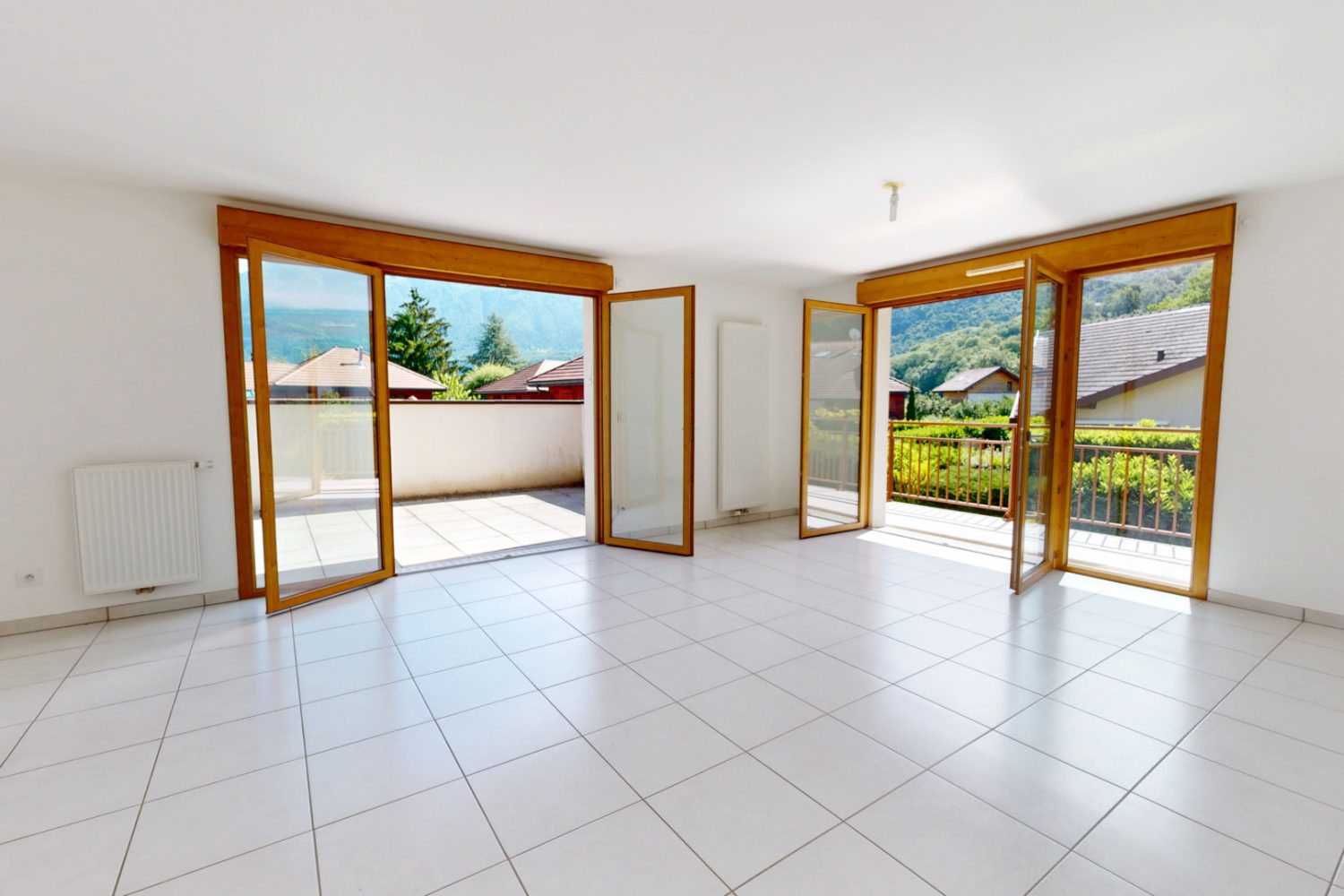 Salon séjour lumineux avec accès terrasse dans un appartement T3 à vendre à Duingt proche du lac d’Annecy
