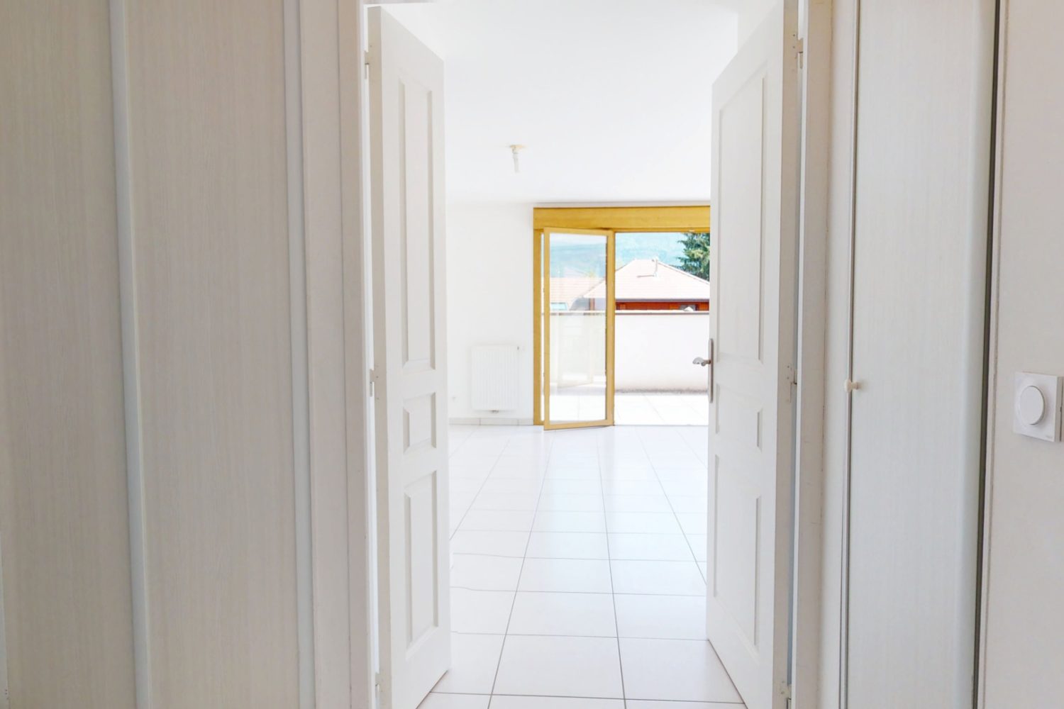 Salon séjour lumineux avec accès terrasse dans un appartement T3 à vendre à Duingt proche du lac d’Annecy