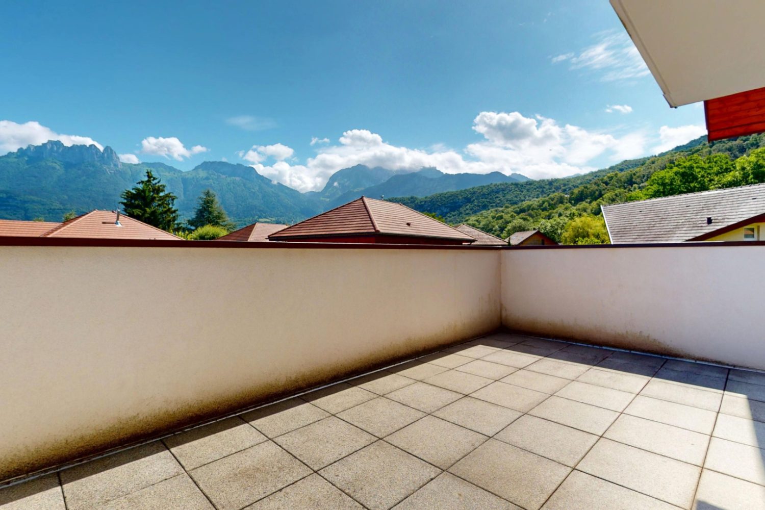 Salon séjour lumineux avec accès terrasse dans un appartement T3 à vendre à Duingt proche du lac d’Annecy
