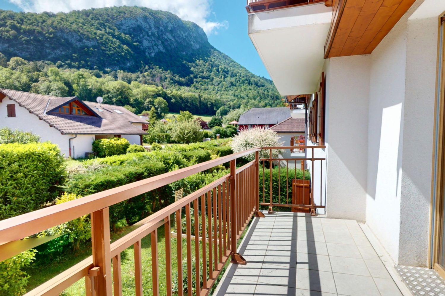 Salon séjour lumineux avec accès terrasse dans un appartement T3 à vendre à Duingt proche du lac d’Annecy