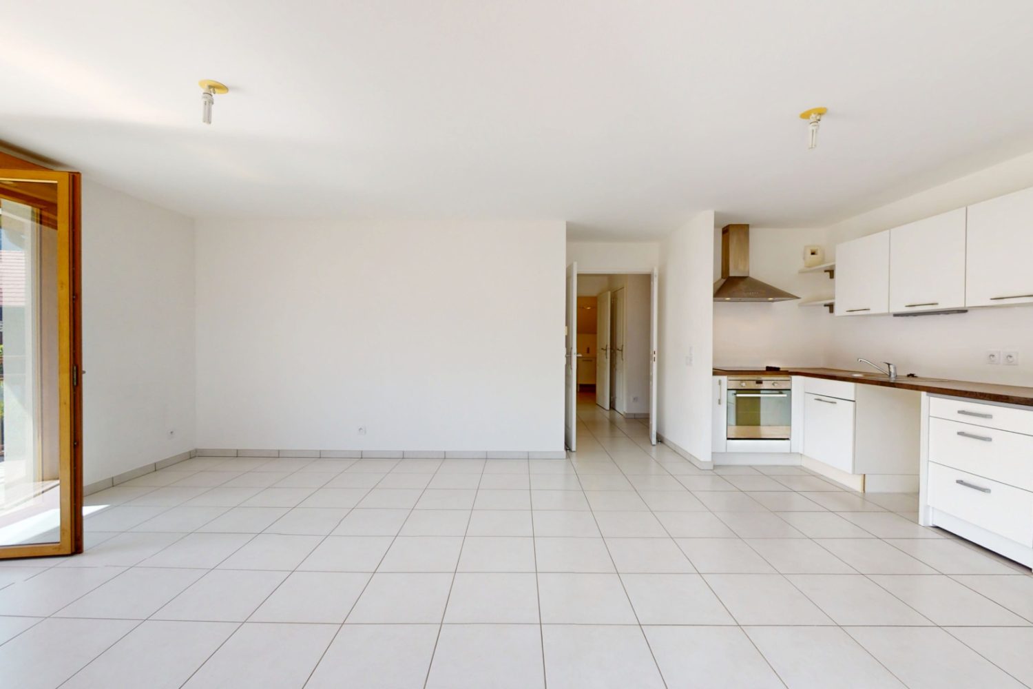 Salon séjour lumineux avec accès terrasse dans un appartement T3 à vendre à Duingt proche du lac d’Annecy