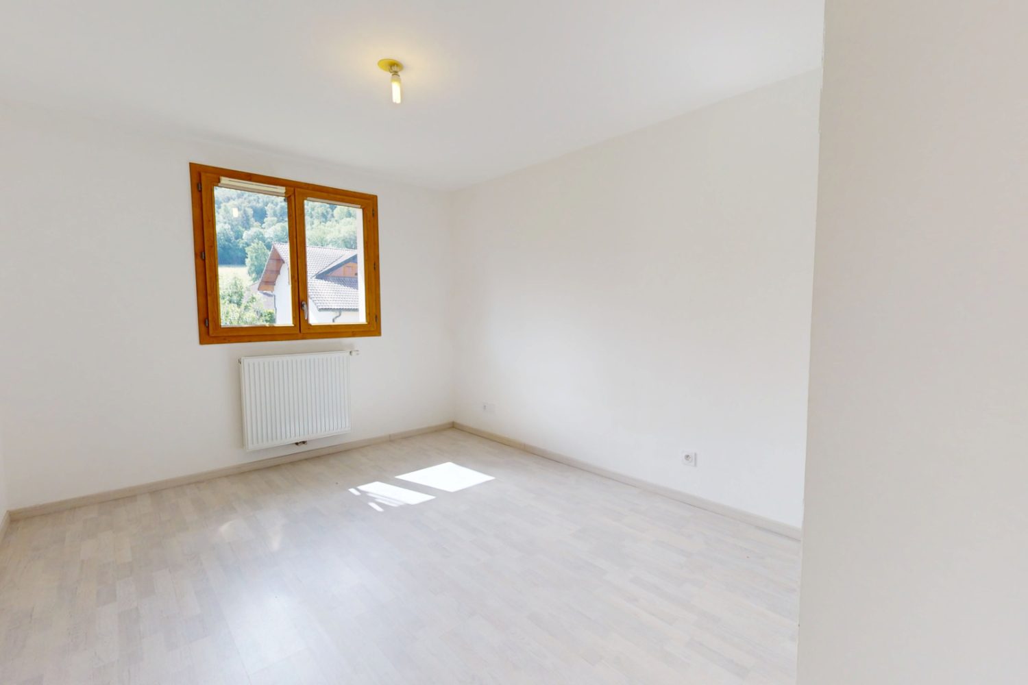 Salon séjour lumineux avec accès terrasse dans un appartement T3 à vendre à Duingt proche du lac d’Annecy