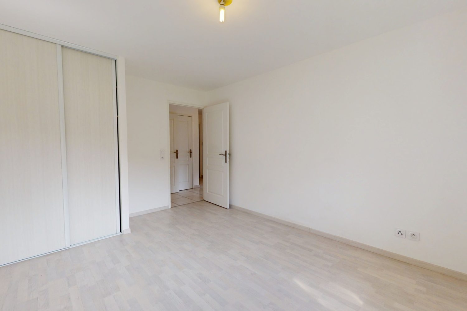Salon séjour lumineux avec accès terrasse dans un appartement T3 à vendre à Duingt proche du lac d’Annecy