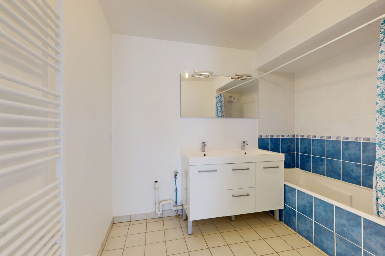 Salon séjour lumineux avec accès terrasse dans un appartement T3 à vendre à Duingt proche du lac d’Annecy
