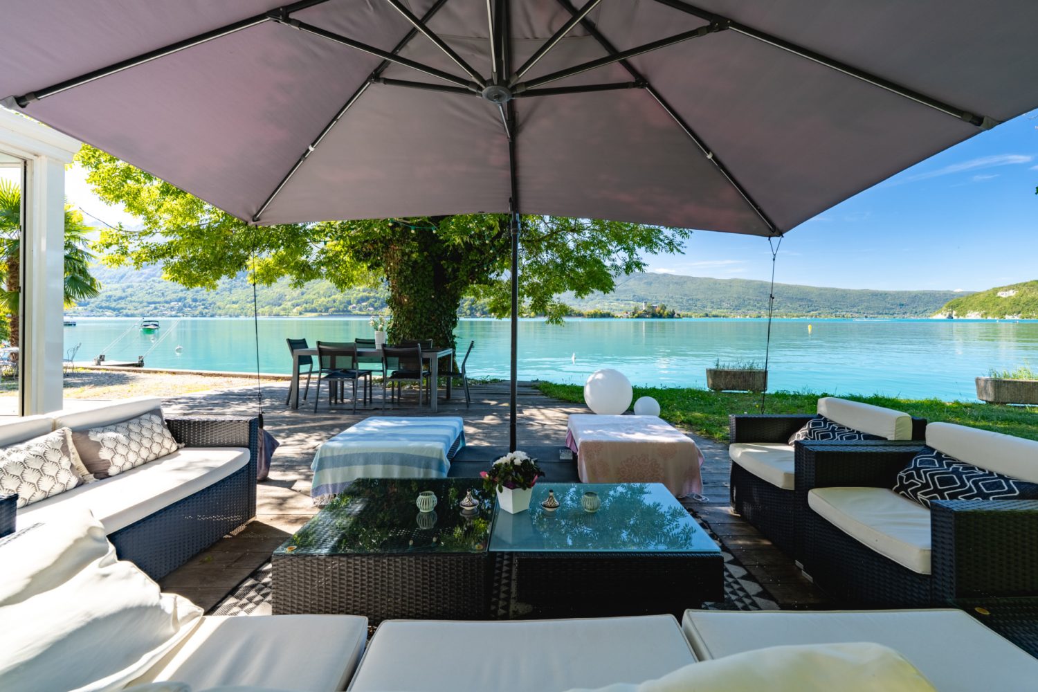 Ponton privé d'une maison pieds dans l'eau à Talloires-Montmin, avec vue sur le lac d'Annecy et les montagnes.