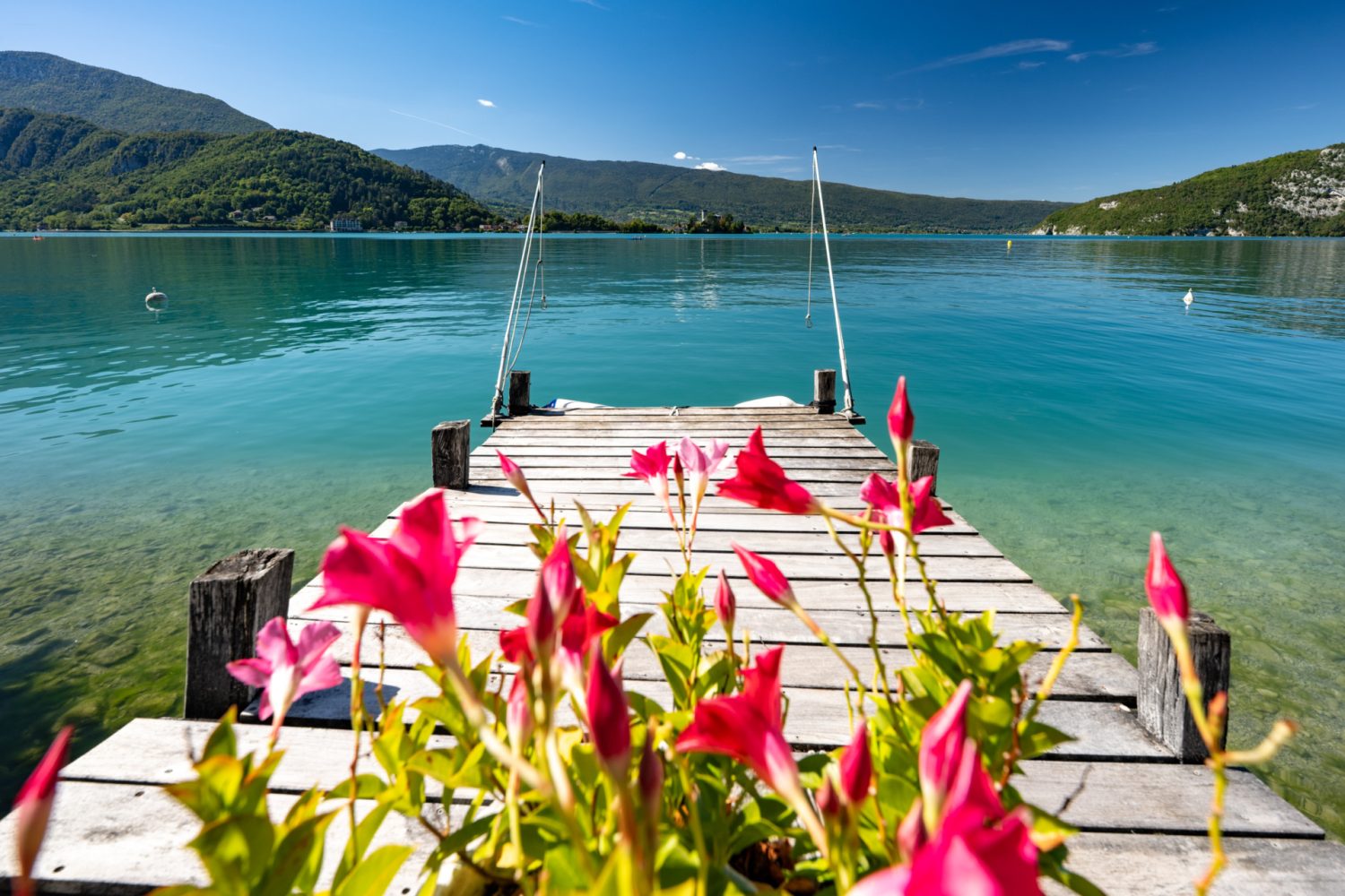 Ponton privé d'une maison pieds dans l'eau à Talloires-Montmin, avec vue sur le lac d'Annecy et les montagnes.